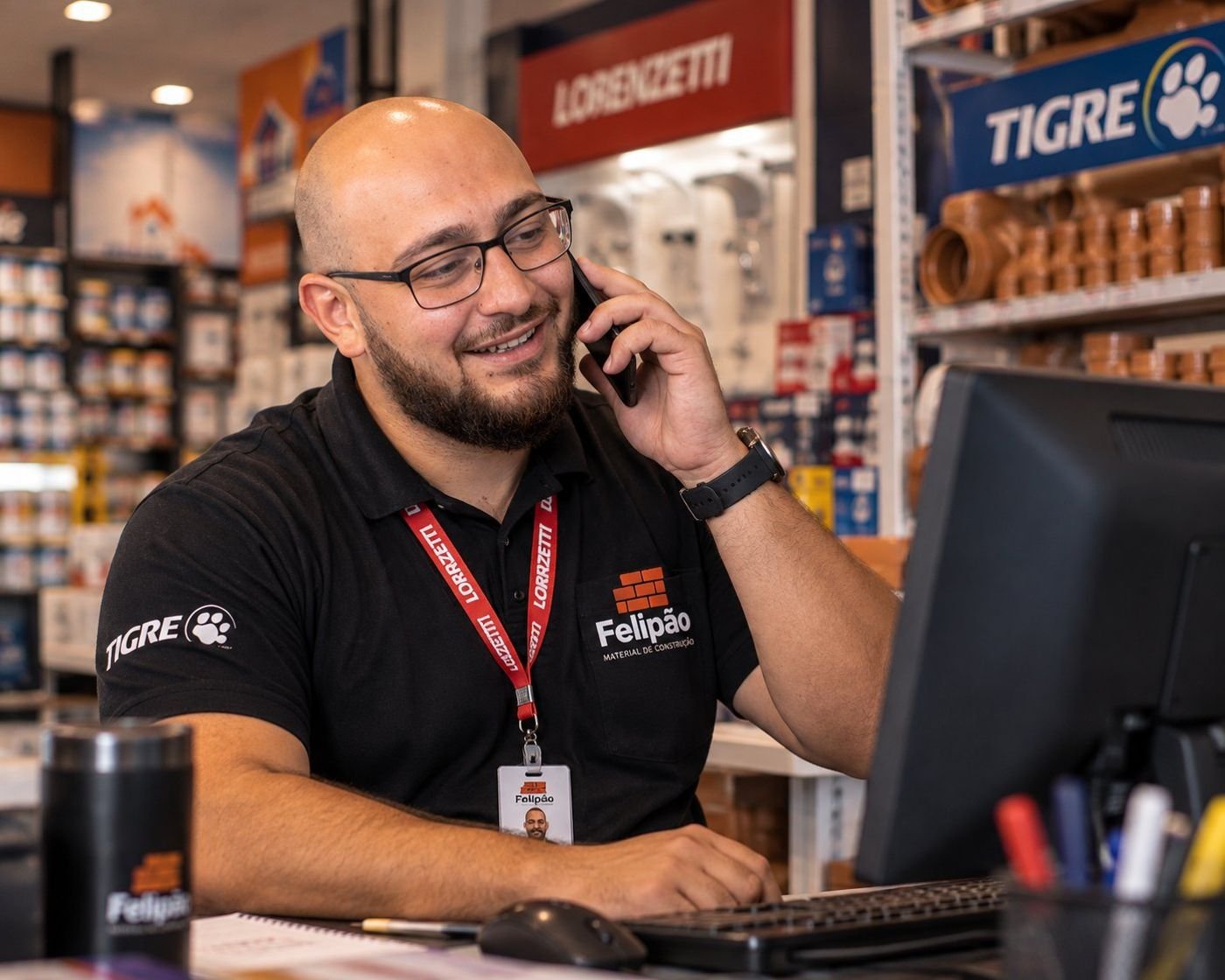 Vendedor de loja de material de construção atendendo cliente ao telefone